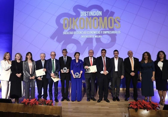 Foto de familia de las personas distinguidas por la Facultad de Económicas y Empresariales de la UMA.