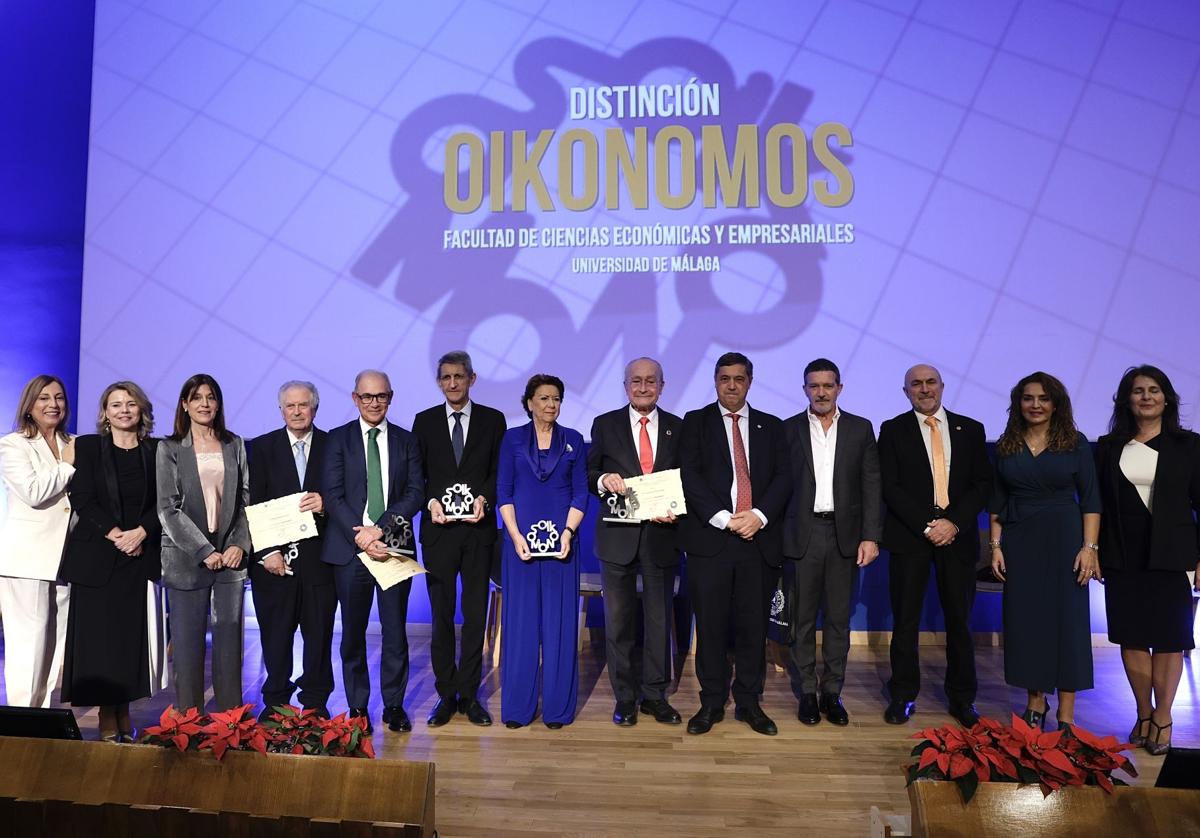 Foto de familia de las personas distinguidas por la Facultad de Económicas y Empresariales de la UMA.