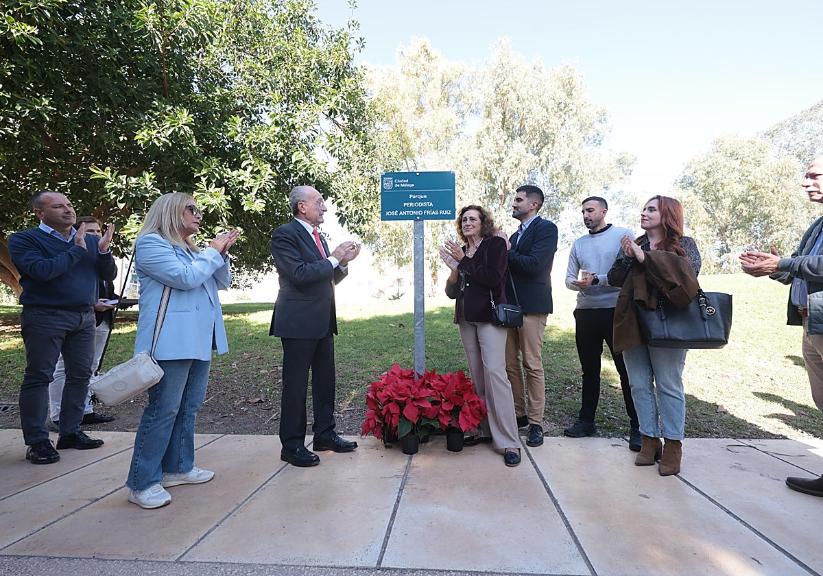 En la imagen, De la Torre y Blanco muestran la placa del nuevo parque 'Periodista José Antonio Frías', junto los hijos del homenajeado, familia y el director de SUR, Manolo Castillo.
