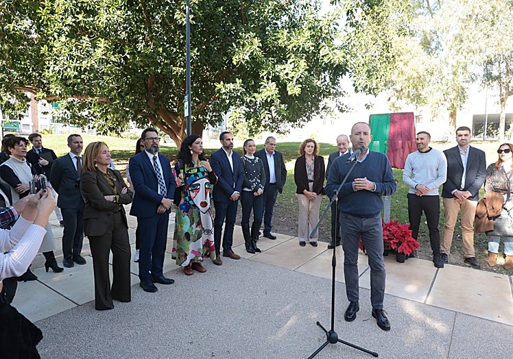 Al encuentro han asistido una buena representación municipal y de la profesión periodística.