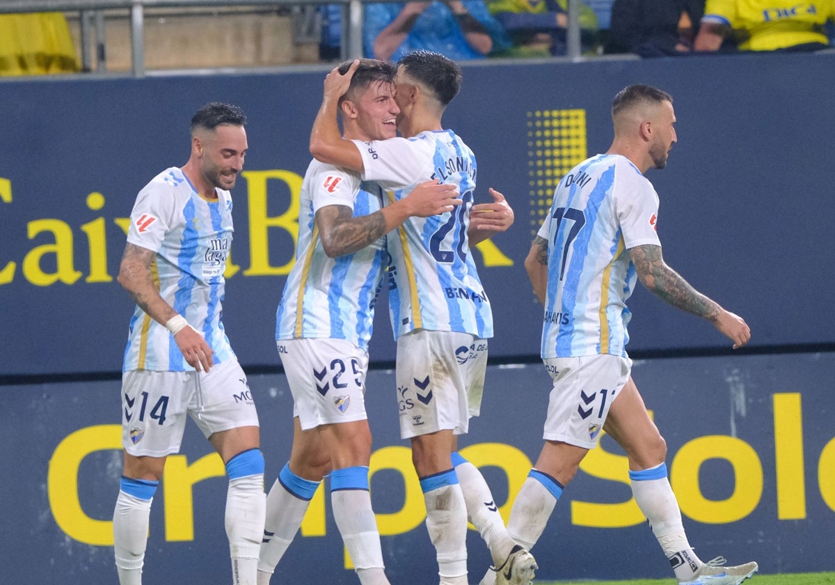 Nelson felicita a Castel tras su gol ante el Cádiz el 12 de octubre.