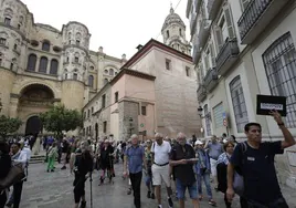 Un grupo de turistas en las inmediaciones de la catedral.