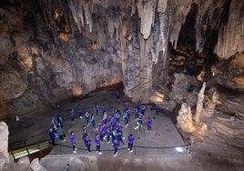 La plantilla del Málaga recibe una visita guiada por la Cueva de Nerja.