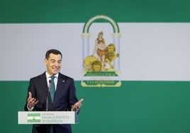 Juanma Moreno, durante su intervención en el acto por el Día de la Bandera.