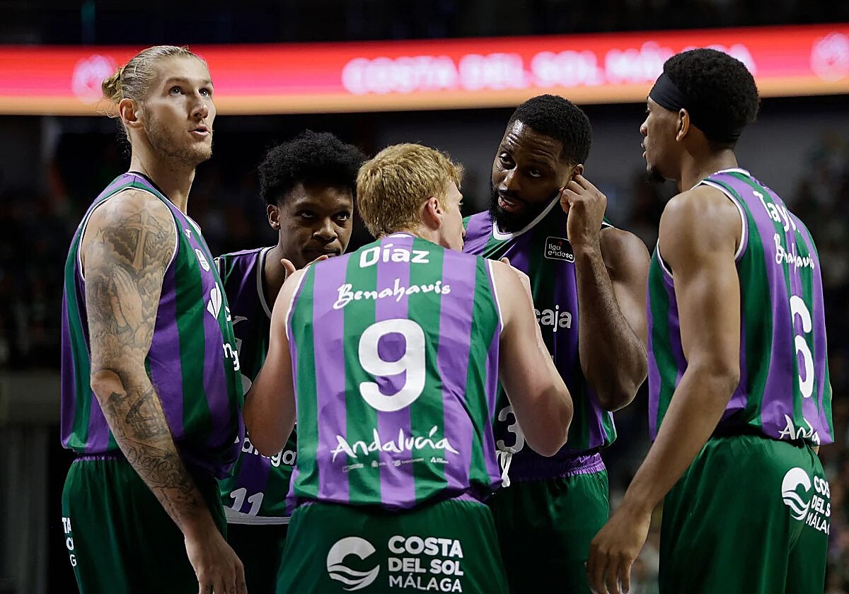 Uno de los quintetos del Unicaja, durante el partido contra el Tenerife.