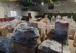 Material donado que permanece en la antigua nave de bomberos.