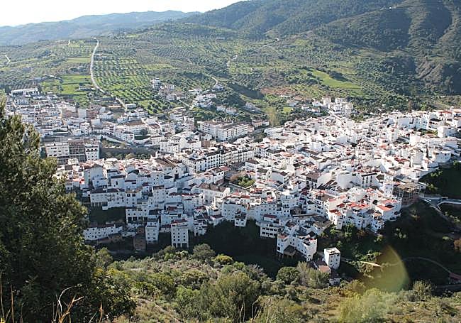 Vista panorámica del casco urbano de Tolox desde la Cruz del Padre Ventura