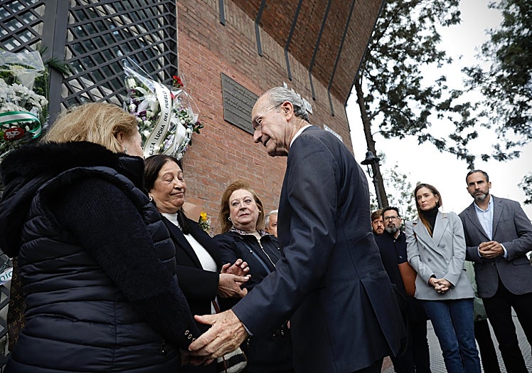 De la Torre habla con las hermanas de García Caparrós.