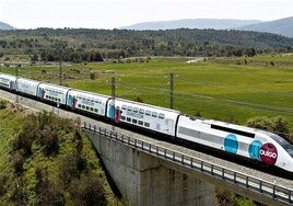 Un tren de la nueva operadora de alta velocidad de bajo coste Ouigo.