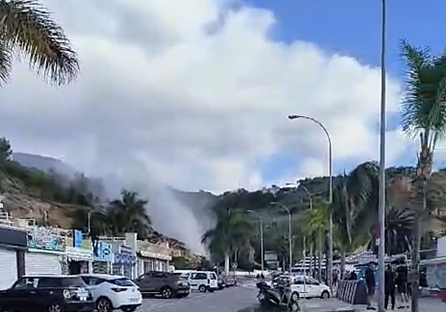 Imagen de la columna de agua que ha provocado la rotura de la tubería, este miércoles en Nerja.