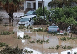 Coches dañados a causa de la reciente DANA en Álora.