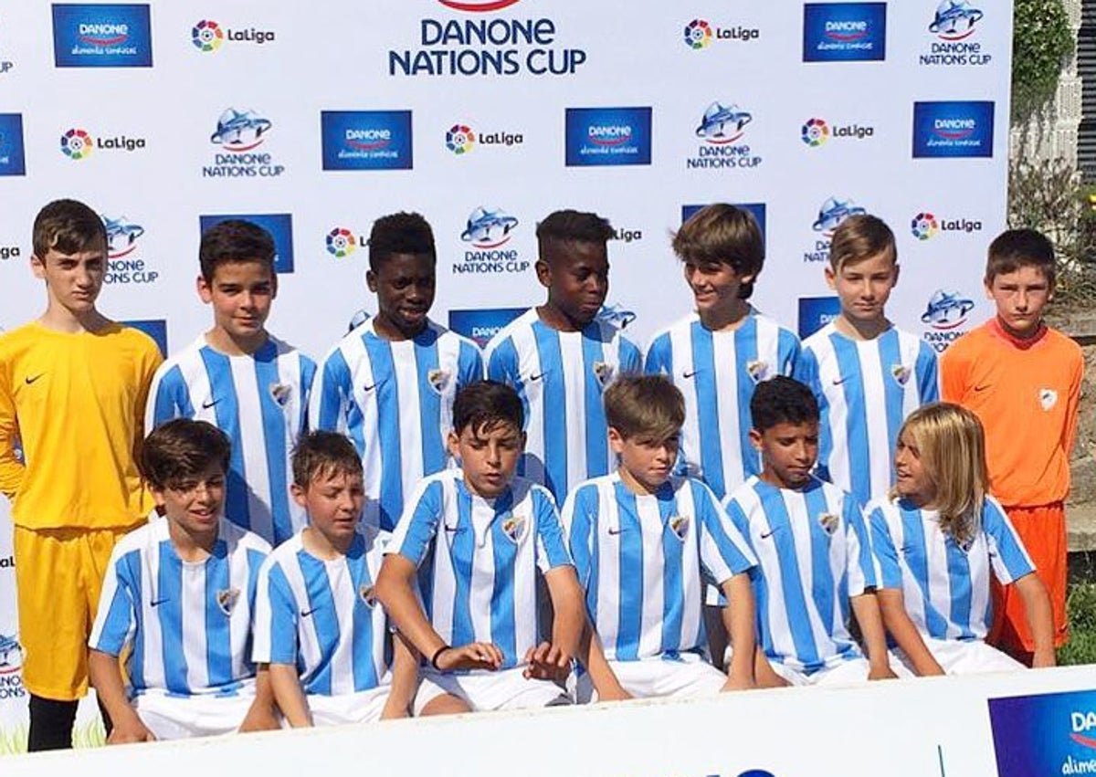 Imagen secundaria 1 - Pol Arnau, con sus padres (arriba), debajo, en un equipo de cantera en la Danone Cup, situado en la fila inferior a la derecha, con Carlos López encima de él y también con los hijos de Kamenu y Julen Guerrero en la imagen y, sobre estas líneas, jugando en un partido de cantera del Málaga.