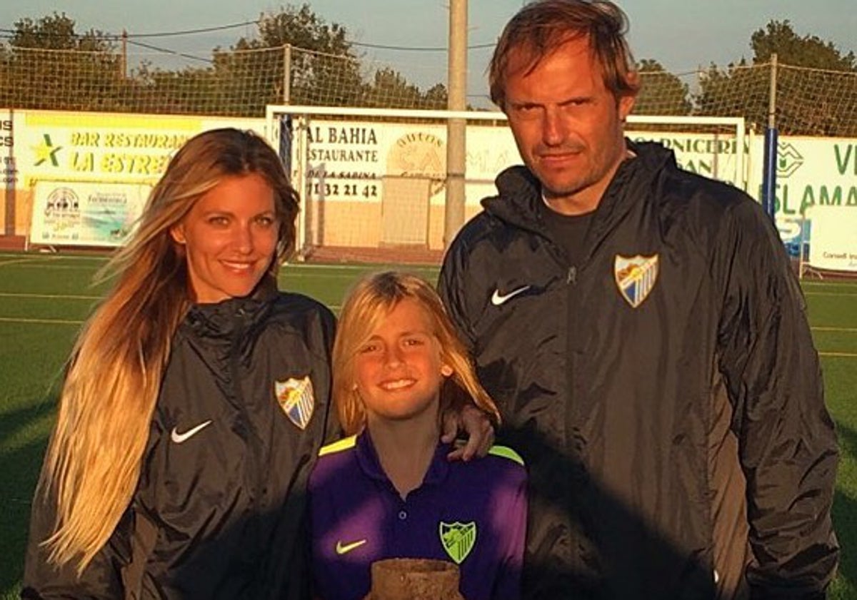 Imagen principal - Pol Arnau, con sus padres (arriba), debajo, en un equipo de cantera en la Danone Cup, situado en la fila inferior a la derecha, con Carlos López encima de él y también con los hijos de Kamenu y Julen Guerrero en la imagen y, sobre estas líneas, jugando en un partido de cantera del Málaga.