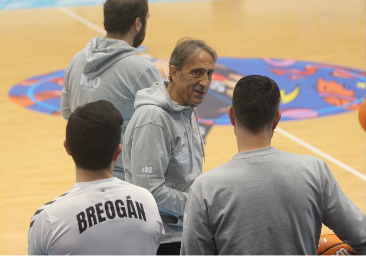 Luis Casimiro, en su primer entrenamiento como técnico del Río Breogán.