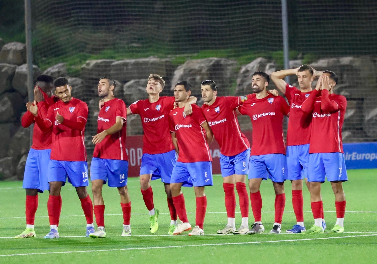 Los jugadores del Estepona se lamentan durante la tanda de penaltis frente al Leganés.