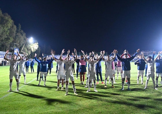 Los futbolistas del Marbella celebran su clasificación a los dieciseisavos de final de la Copa del Rey.