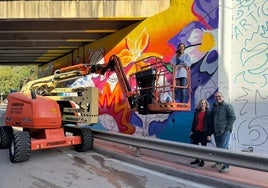 Los concejales de Educación y Cultura visitan uno de los murales.