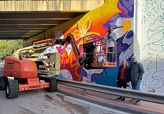 Los concejales de Educación y Cultura visitan uno de los murales.