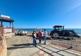 La concejal y varios miembros de su equipo visitan los trabajos de limpieza en la playa de Santa Ana.