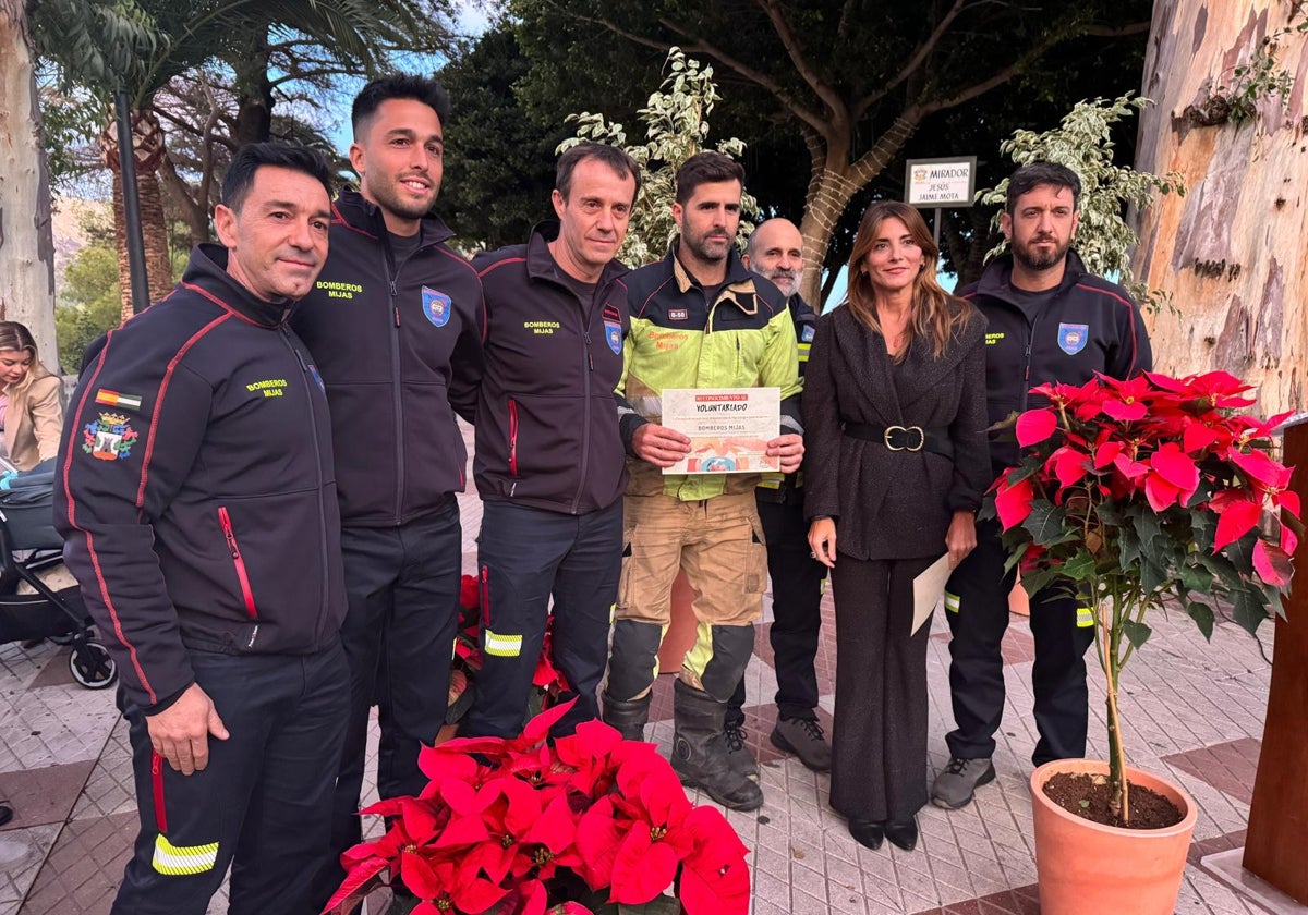 La alcaldesa junto a los bomberos de Mijas.