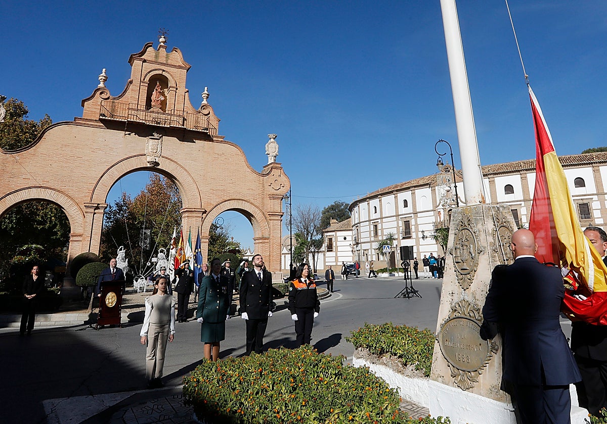 Izada de la bandera española a mediodía del viernes 6