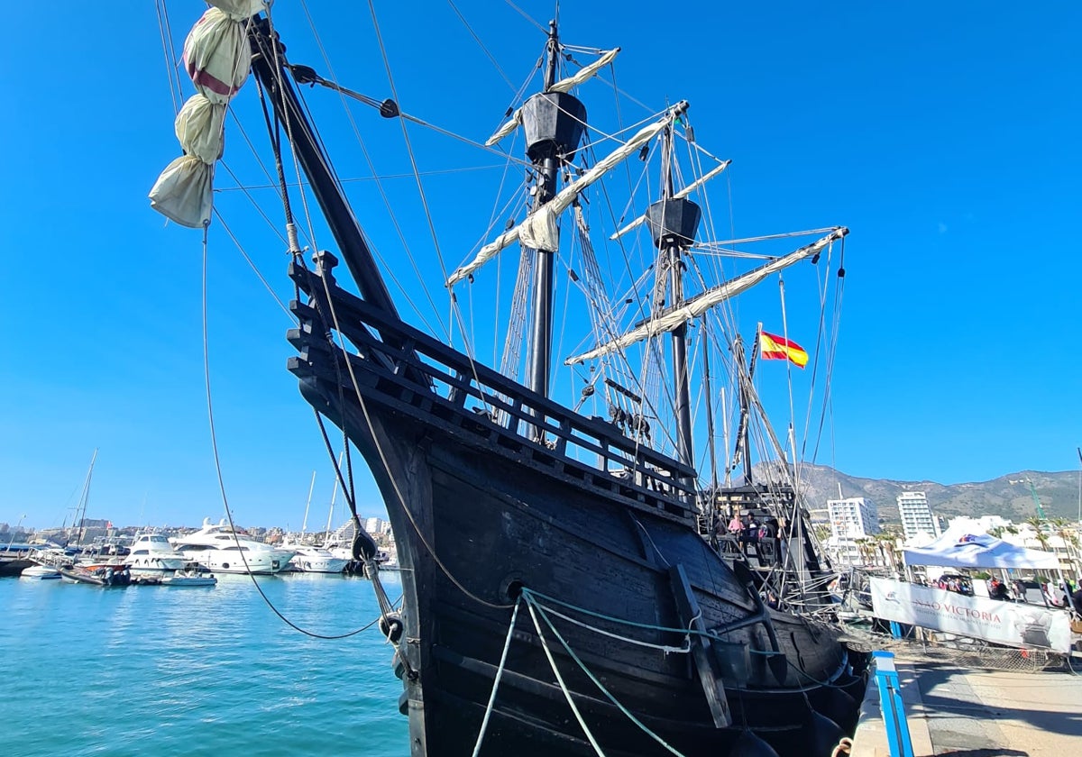 La nao Victoria atracada en el puerto deportivo de Benalmádena.