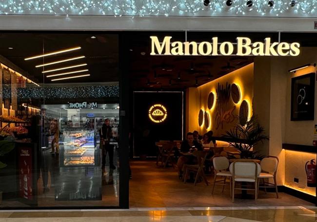 Entrada de la tienda de Manolo Bakes en Fuengirola.