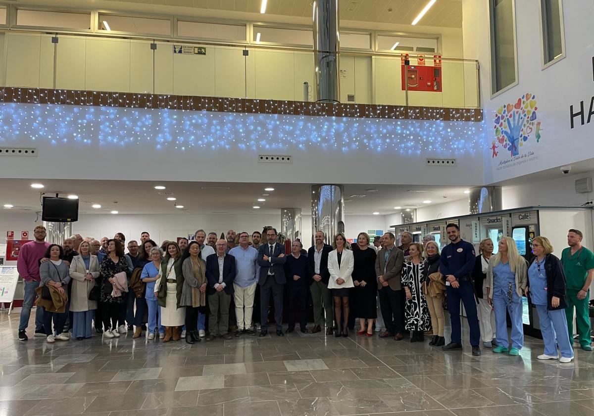 Imagen principal - Un belén clásico con seis escenas preside la campaña de Navidad del Hospital Clínico de Málaga