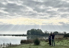 Juanma Moreno y Teresa Ribera en una visita a Doñana el pasado año tras sellar su acuerdo para mejorar la conservación de este espacio natural.