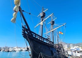 La nao Victoria atracada en el puerto deportivo de Benalmádena.