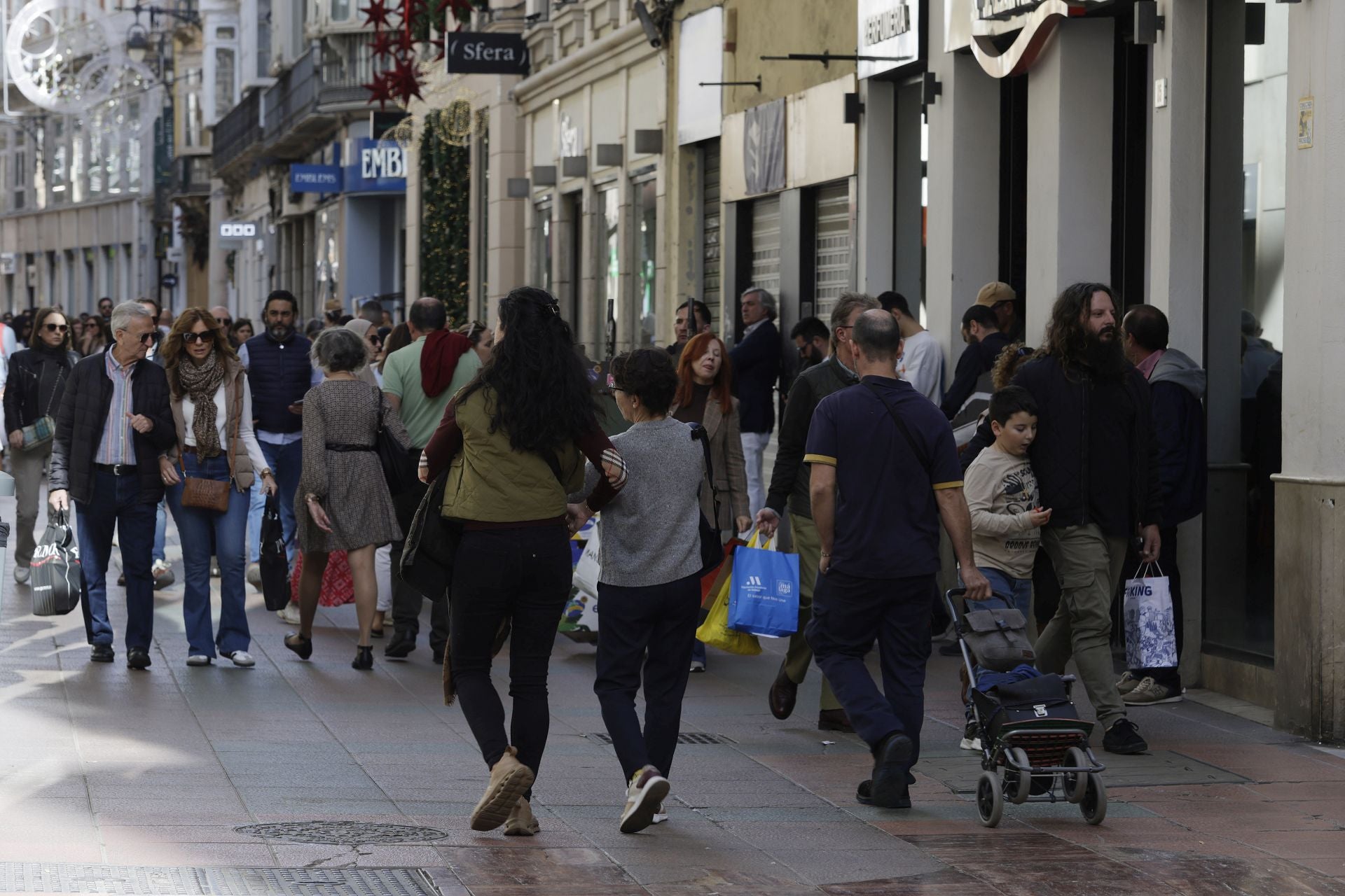 La Navidad y el buen tiempo llenan el centro de Málaga en pleno puente