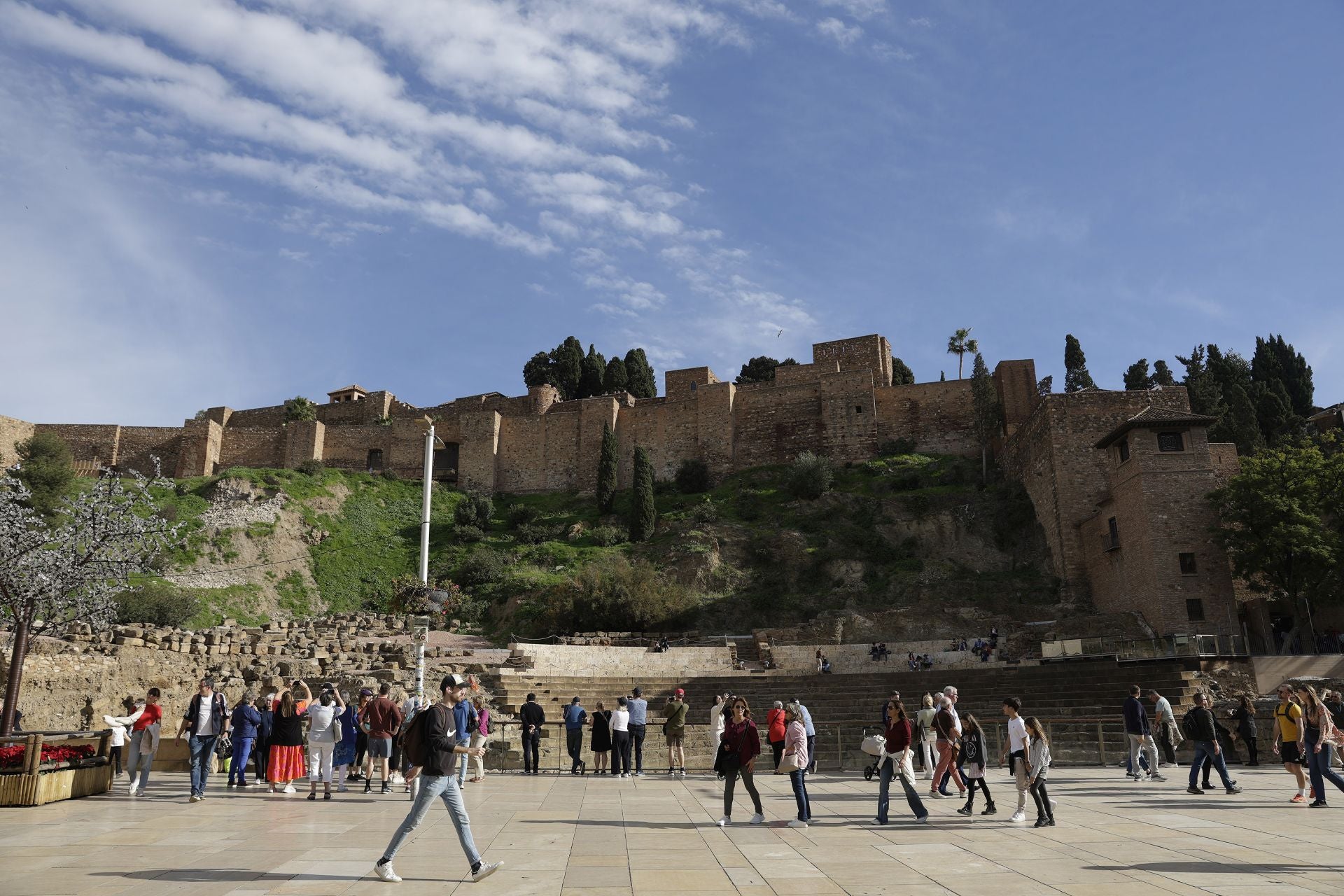 La Navidad y el buen tiempo llenan el centro de Málaga en pleno puente