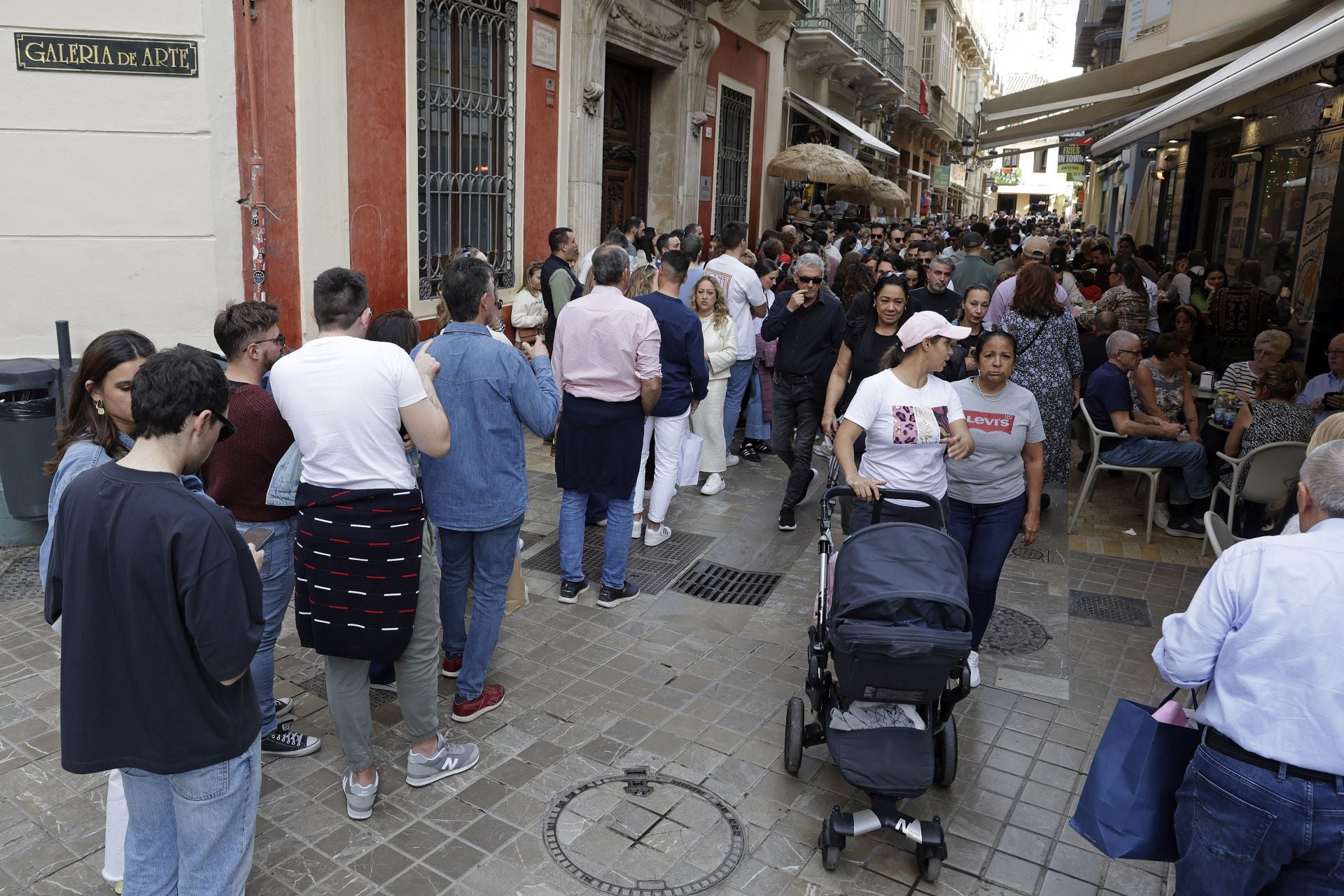 La Navidad y el buen tiempo llenan el centro de Málaga en pleno puente