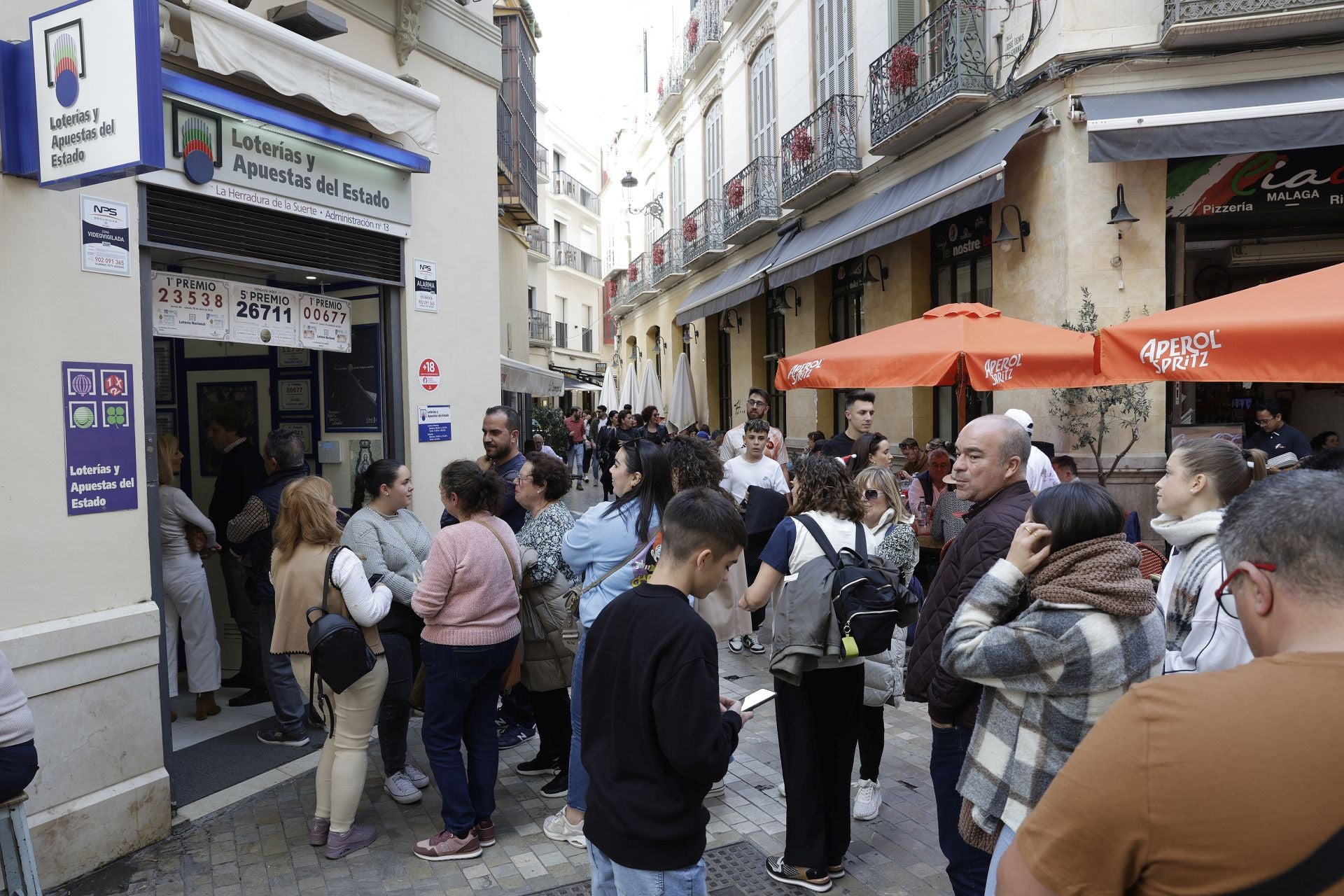 La Navidad y el buen tiempo llenan el centro de Málaga en pleno puente