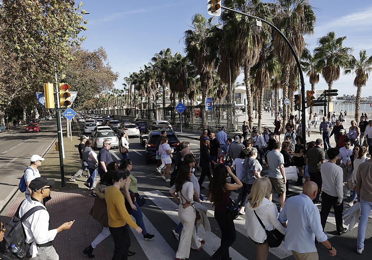 Imagen principal - Atasos en difrentes puntos del Centro este sábado.