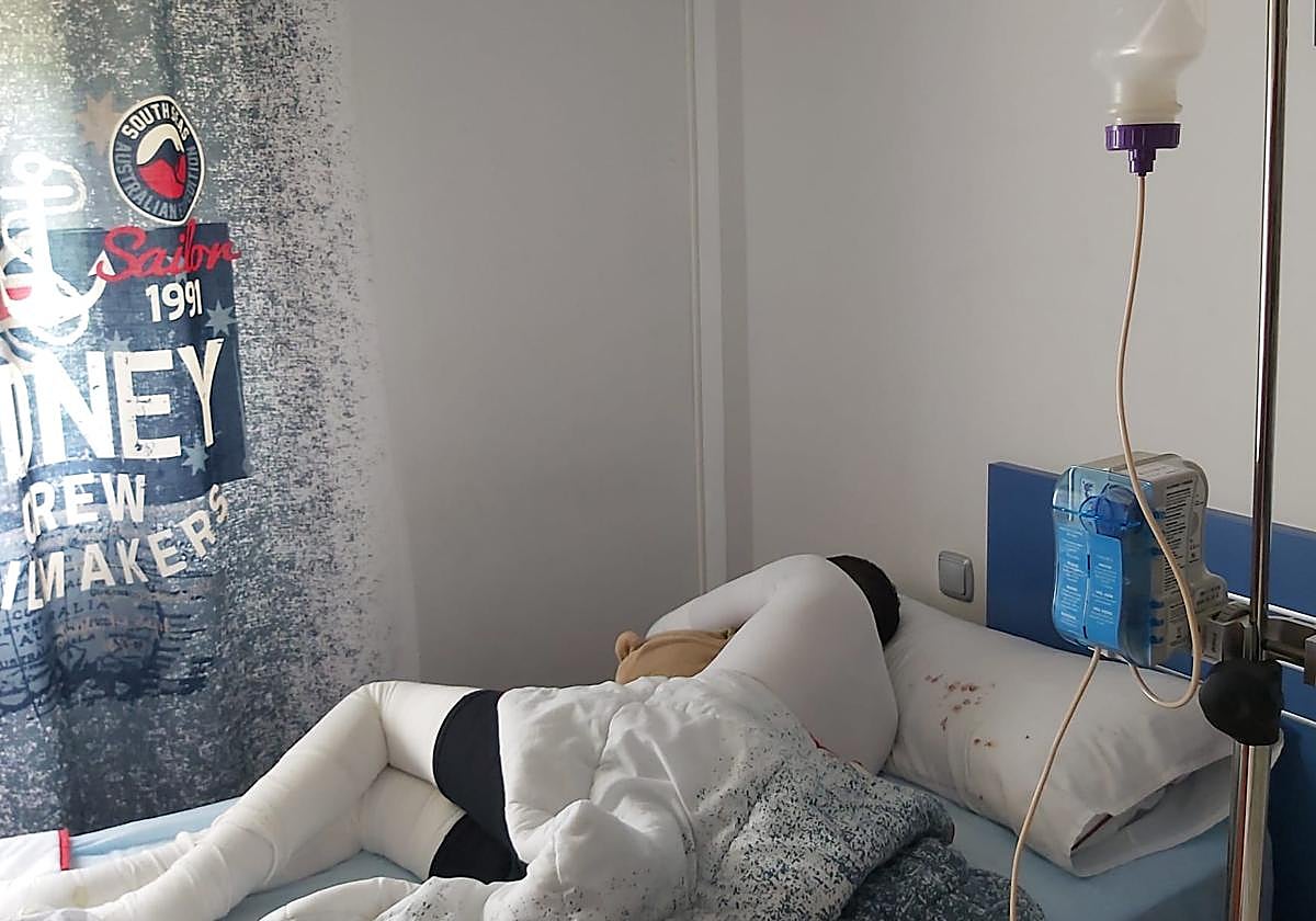 Adrián pasa días en el hospital y tiene la casa medicalizada.