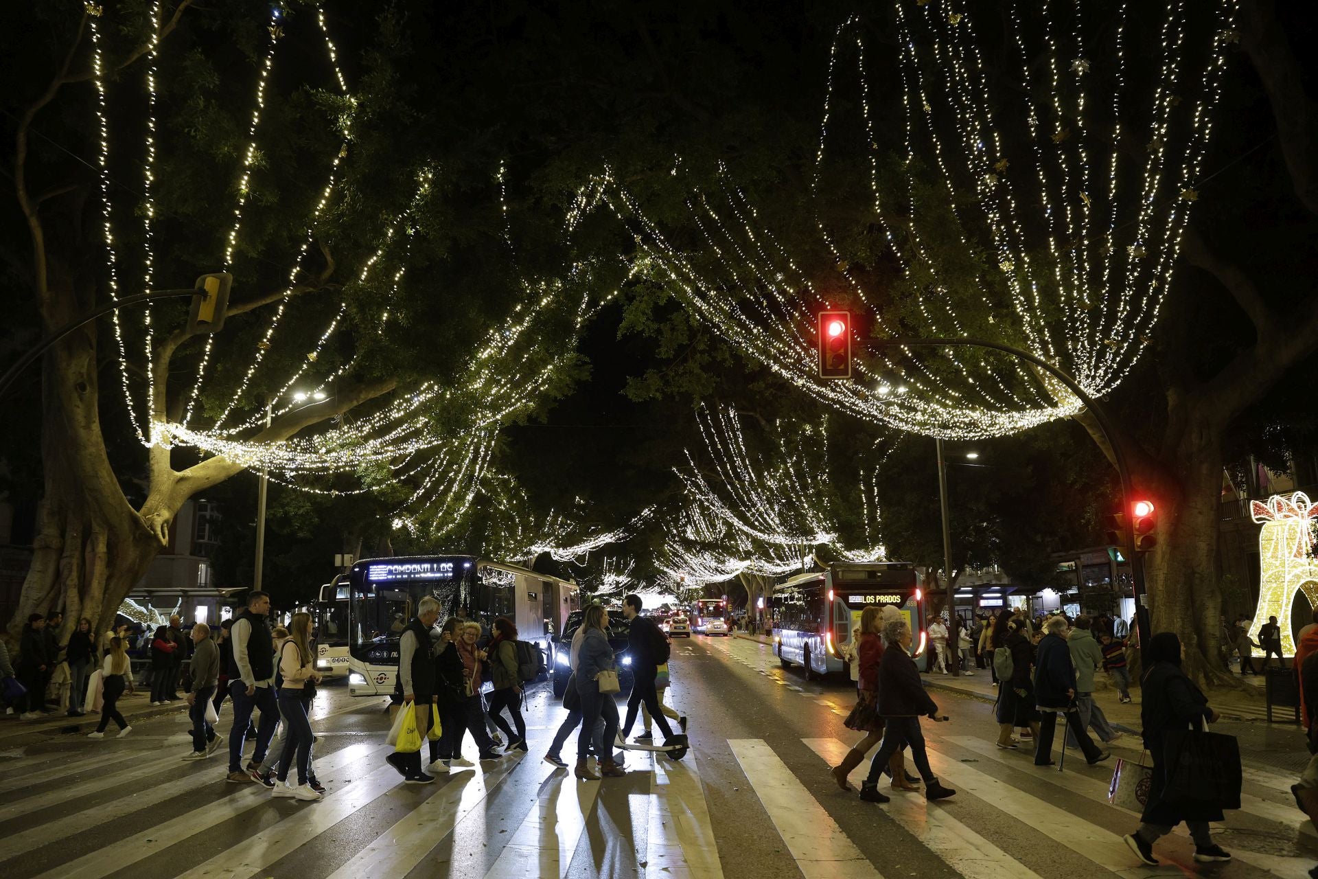 La Navidad y el buen tiempo llenan el centro de Málaga en pleno puente