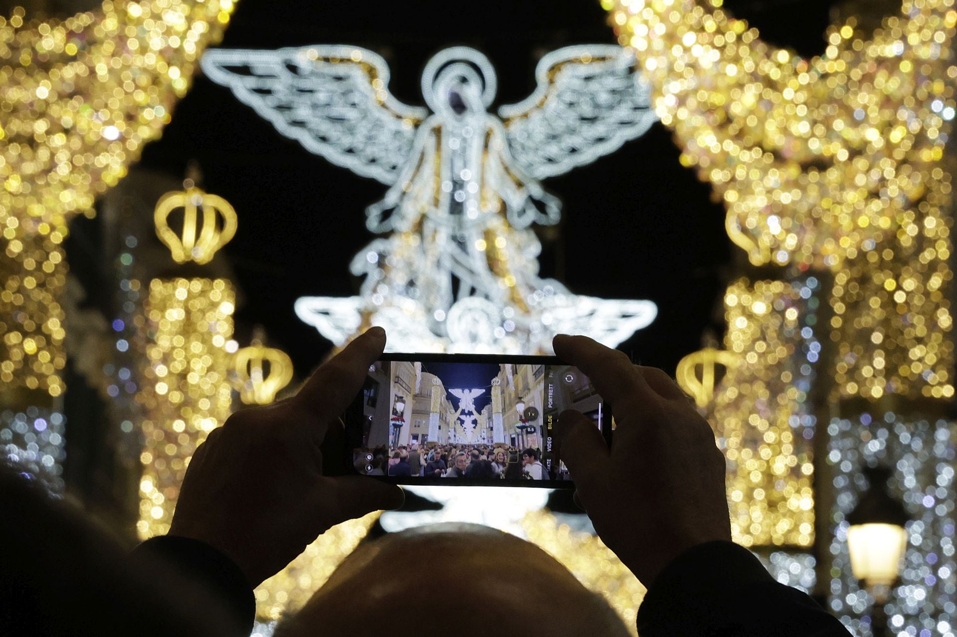 La Navidad y el buen tiempo llenan el centro de Málaga en pleno puente