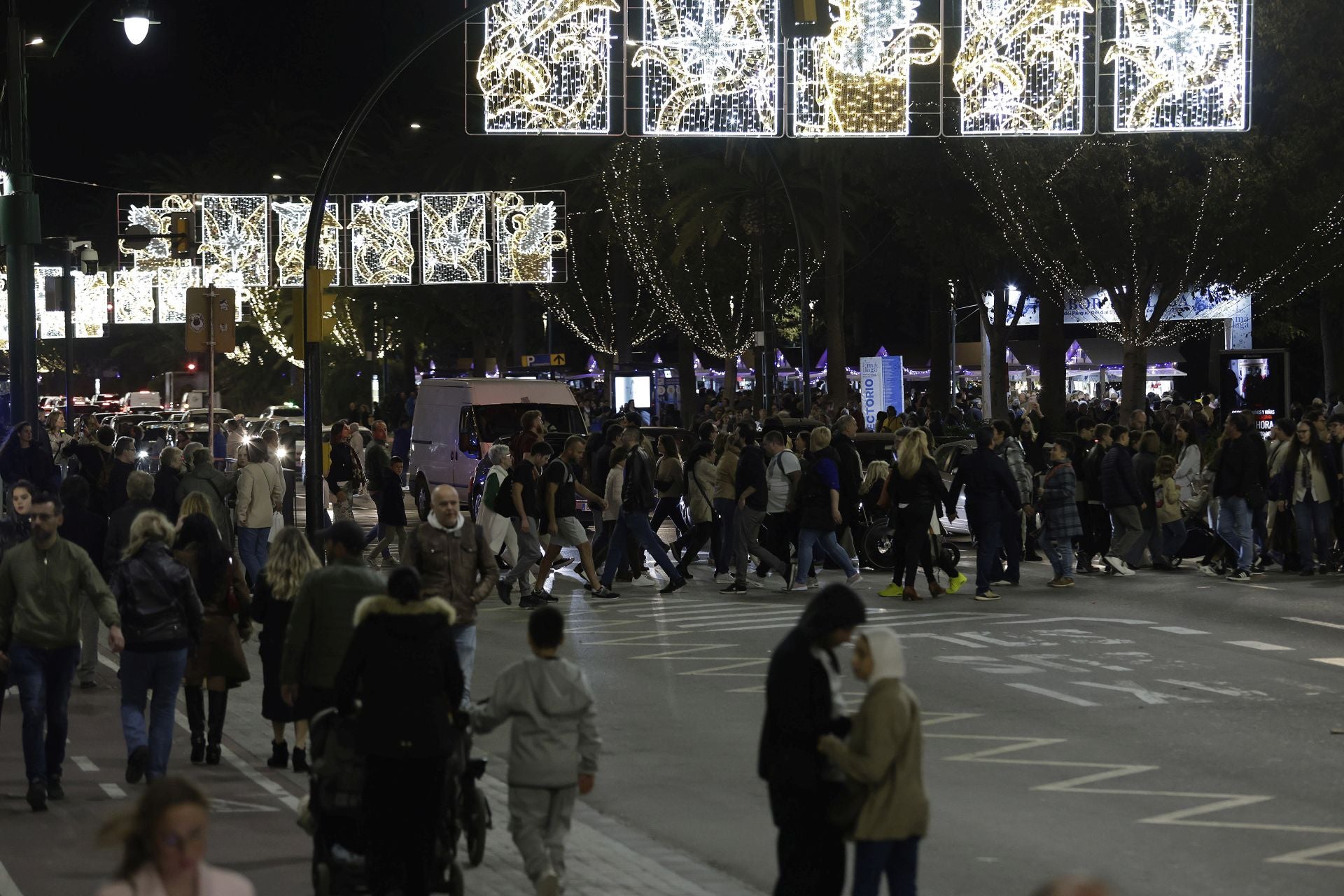 La Navidad y el buen tiempo llenan el centro de Málaga en pleno puente