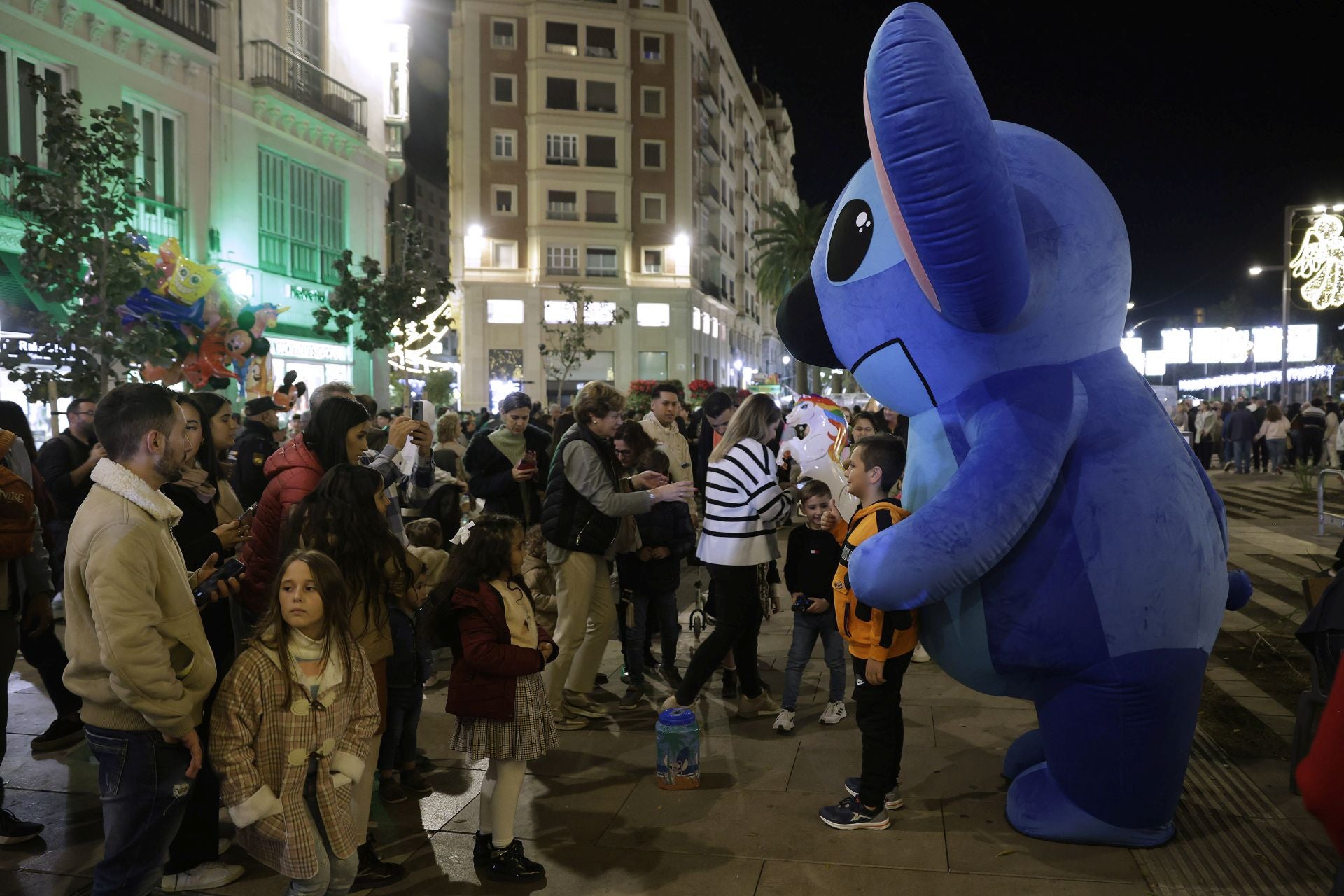 La Navidad y el buen tiempo llenan el centro de Málaga en pleno puente