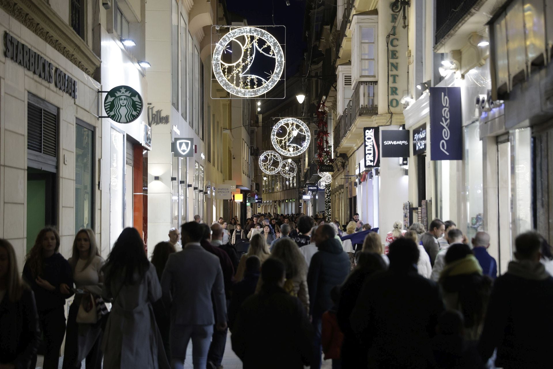 La Navidad y el buen tiempo llenan el centro de Málaga en pleno puente