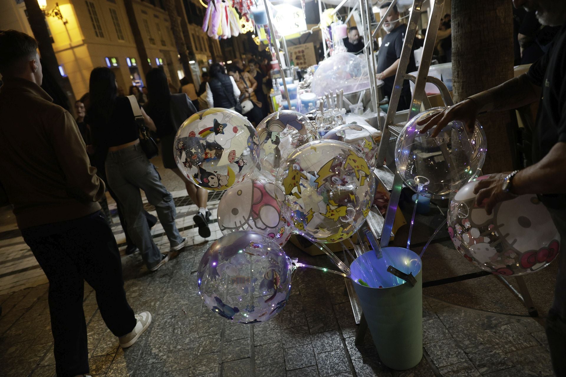 La Navidad y el buen tiempo llenan el centro de Málaga en pleno puente