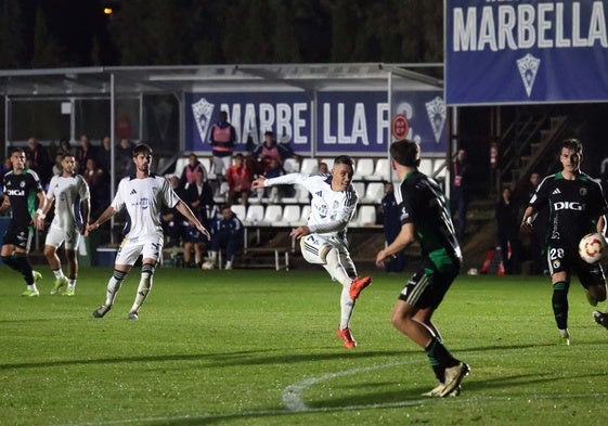 Un remate de Callejón en el duelo copero del Marbella ante el Burgos el pasado jueves.