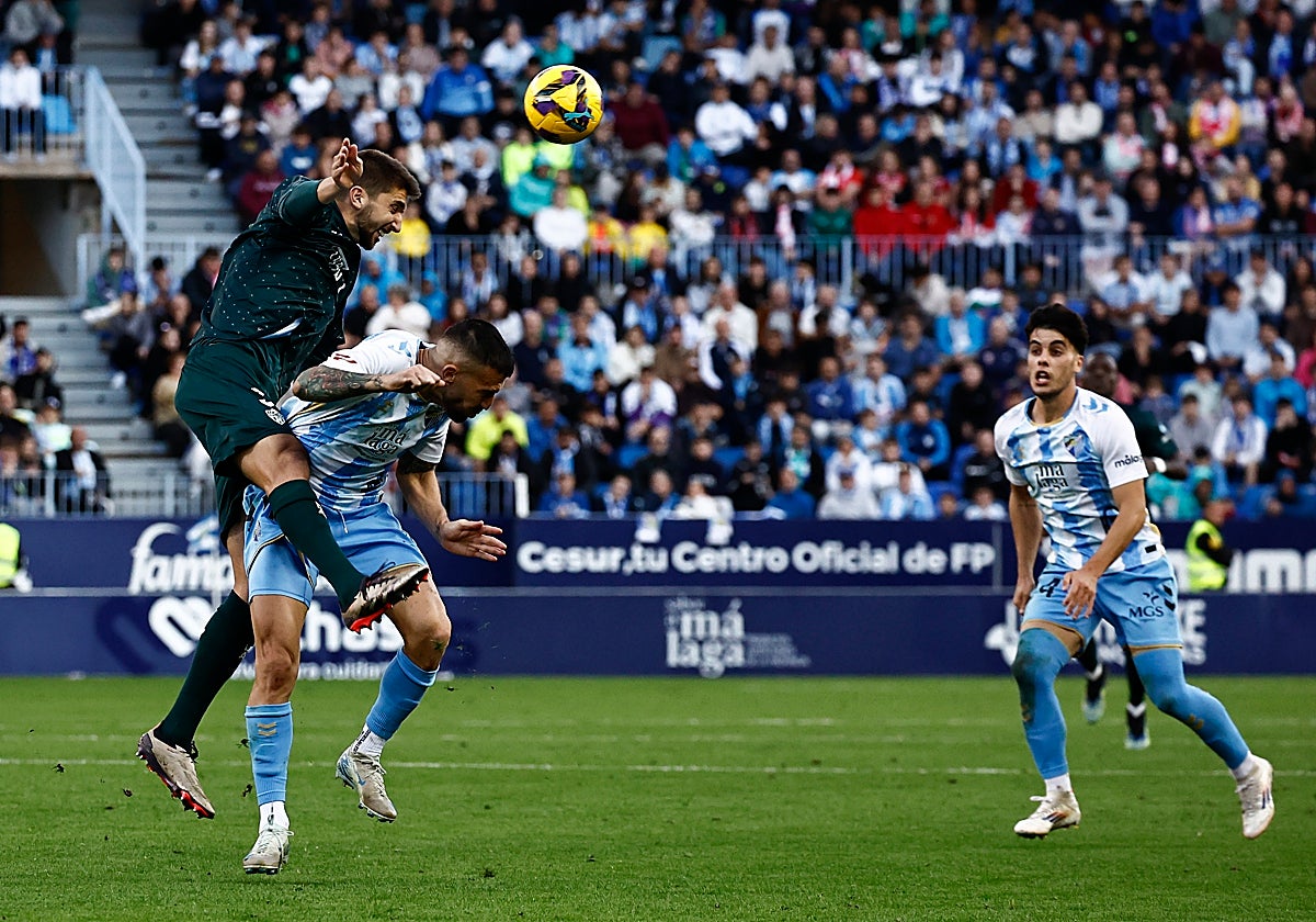 Duelo entre Dioni, delantero del Málaga, y Edgar, futbolista del Almería.