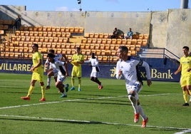 Los jugadores del Marbella celebran su gol postrero.