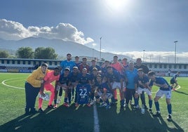 Compañeros de Rubén Bravo, en el homenaje este domingo en el Miguel Fijones, con su camiseta.