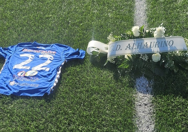 La camiseta de Rubén Bravo, junto a un ramo de flores.
