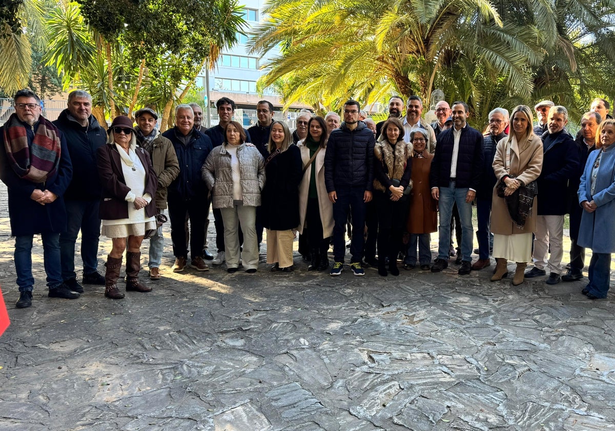 El PSOE de Málaga antes de comenzar el acto en torno al busto de Iglesias.