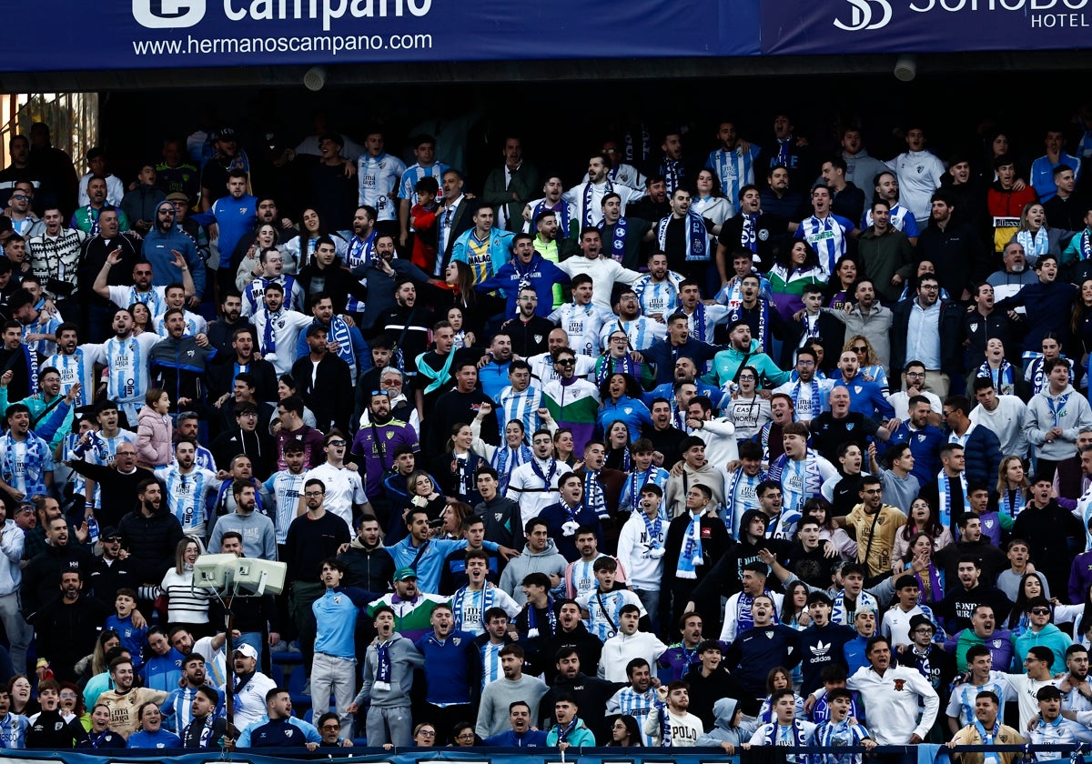 La afición del Málaga anima a su equipo en el partido frente al Almería.