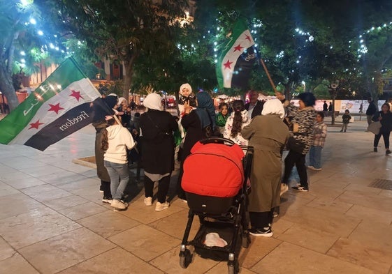 Representantes de la comunidad siria en Málaga, celebrando el fin de la dictadura.